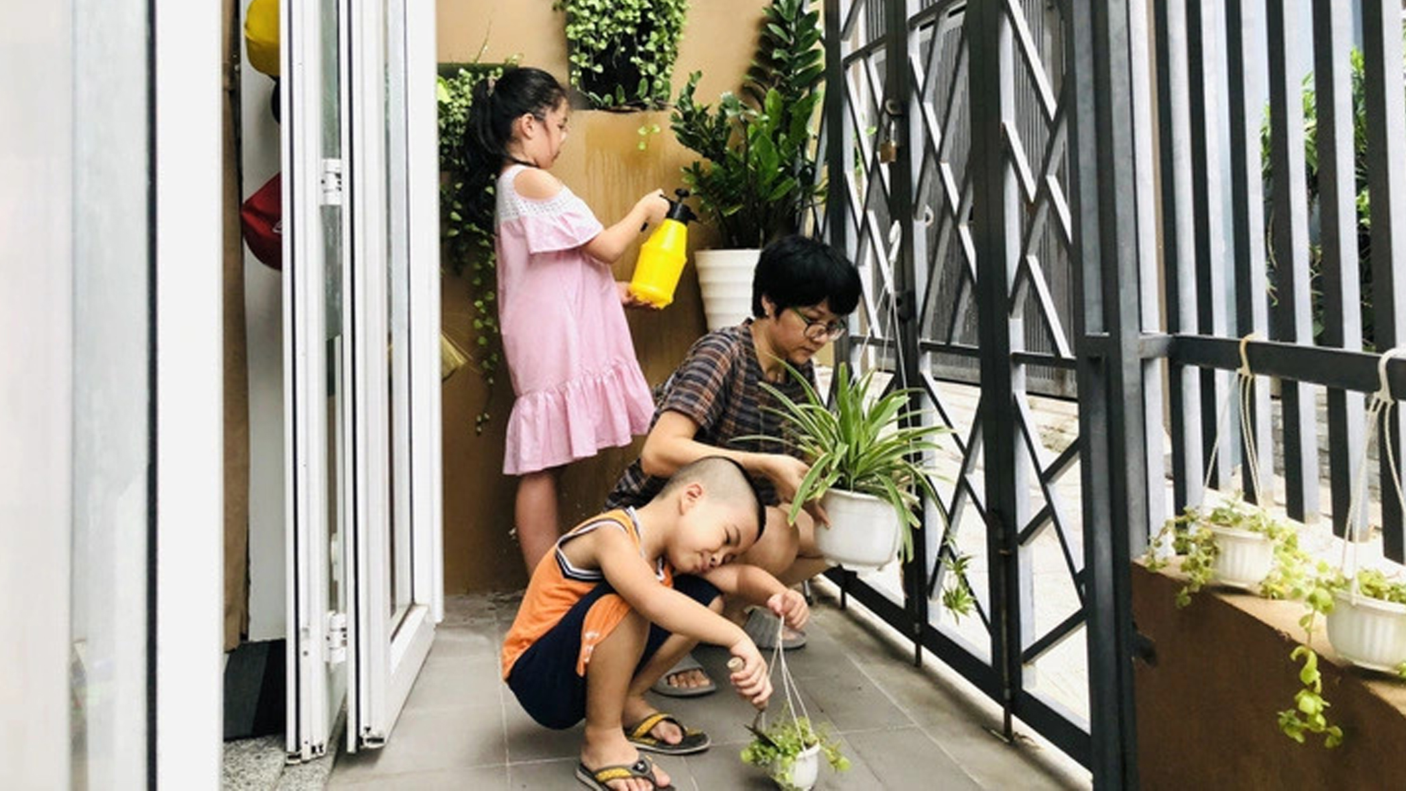 Khi cha mẹ vừa làm việc vừa trông con